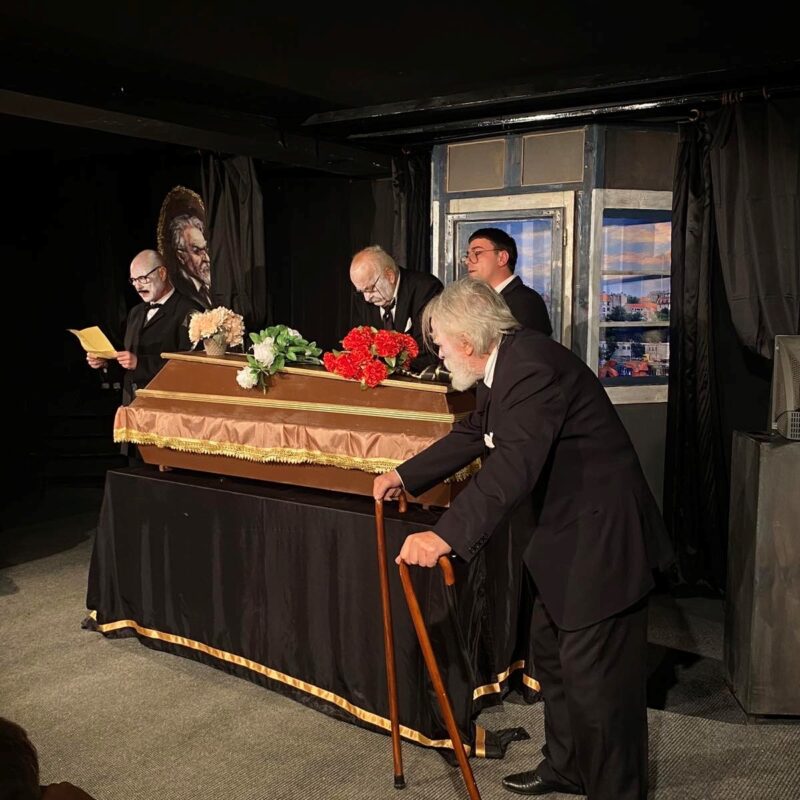 Predstava: Maratonci tečejo častni krog